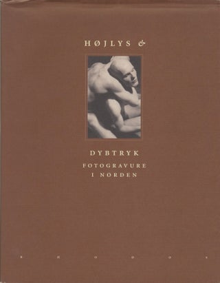 Item #28819 HOJLYS & DYBTRYK: FOTOGRAVURE I NORDEN = HIGHLIGHTS IN NORDIC PHOTOGRAVURE. Finn Thrane