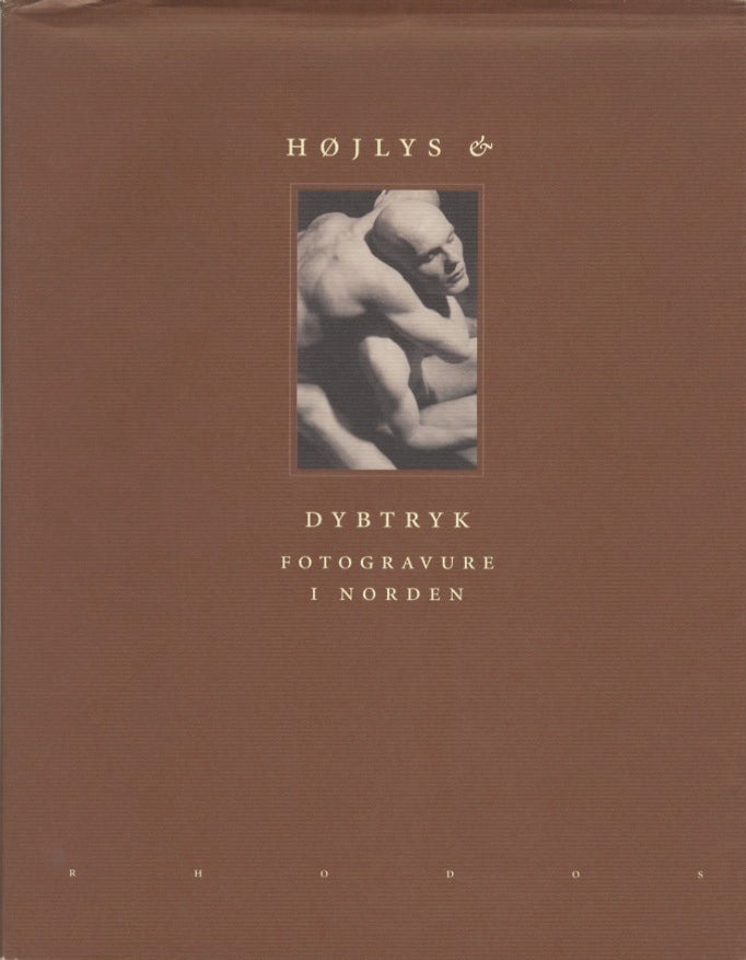 Item #28819 HOJLYS & DYBTRYK: FOTOGRAVURE I NORDEN = HIGHLIGHTS IN NORDIC PHOTOGRAVURE. Finn Thrane.
