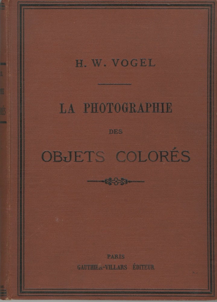 Item #54397 LA PHOTOGRAPHIE DES OBJETS COLORÉS AVEC LEURS VALEURS RÉELLES. H. W. Vogel, Hermann, Wilhelm.